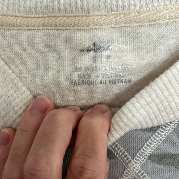 Aerie women’s camouflage sweatshirt. Size small - Picture 2 of 4